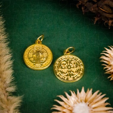 Medaljica Benedikt, zlatna s kukicom...