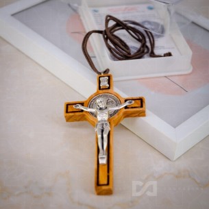 Lančić drveni križ Benedikt...