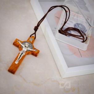 Lančić drveni križ Benedikt...